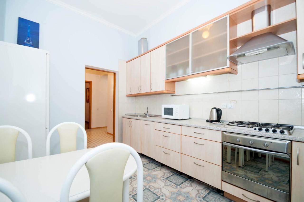 קייב Apartments In The Center On Shota Rustaveli מראה חיצוני תמונה